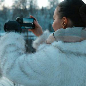 Vienas įprotis, kuris žiemą nužudys jūsų telefono bateriją greičiau nei manėte