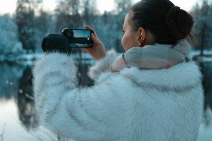 Vienas įprotis, kuris žiemą nužudys jūsų telefono bateriją greičiau nei manėte