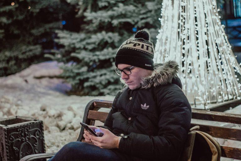 Vienas įprotis, kuris žiemą nužudys jūsų telefono bateriją greičiau nei manėte. Nesinaudokite telefonu šaltyje