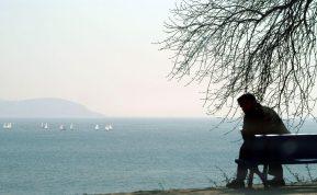 Vienatvė XXI amžiuje: elgesio įpročiai, kurie tyliai atstumia žmones