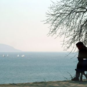 Vienatvė XXI amžiuje: elgesio įpročiai, kurie tyliai atstumia žmones