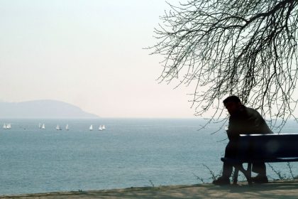 Vienatvė XXI amžiuje: elgesio įpročiai, kurie tyliai atstumia žmones