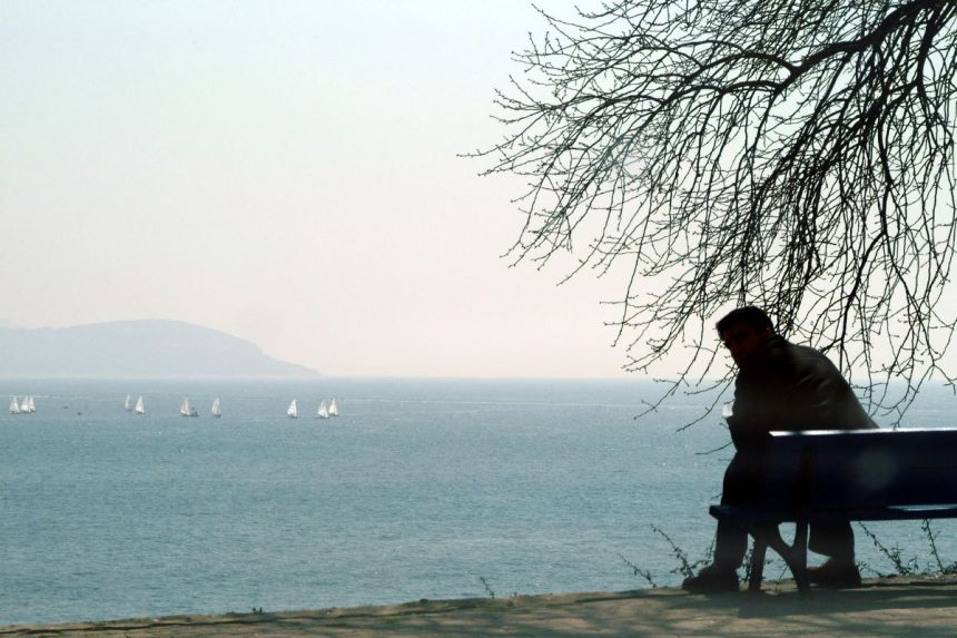 Vienatvė XXI amžiuje: elgesio įpročiai, kurie tyliai atstumia žmones