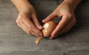 Virkite taip kiaušinius ir lukštas nusilups savaime: slaptas būdas!