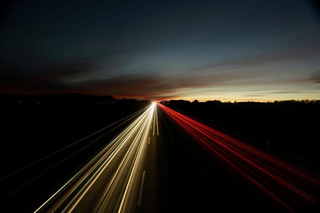 Viršiji greitį – sėdi į kalėjimą. Naujos baudos Europoje gąsdina ir lietuvius. Griežti greičio ribojimai jauniems vairuotojams