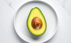 Virtuvės šefas atskleidžia avokadų puselių laikymo būdą. Pamirškite tamsėjančią masę!