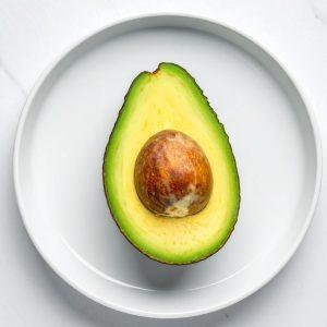 Virtuvės šefas atskleidžia avokadų puselių laikymo būdą. Pamirškite tamsėjančią masę!