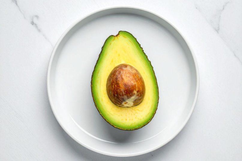 Virtuvės šefas atskleidžia avokadų puselių laikymo būdą. Pamirškite tamsėjančią masę!