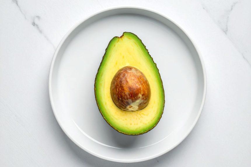 Virtuvės šefas atskleidžia avokadų puselių laikymo būdą. Pamirškite tamsėjančią masę!