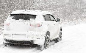 Žiema kelyje negailestinga: 7 daiktai bagažinėje, kurie gali išgelbėti jūsų kelionę