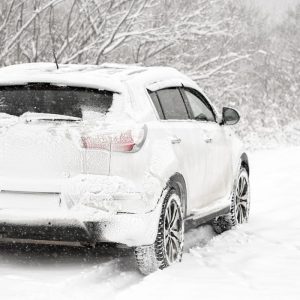 Žiema kelyje negailestinga: 7 daiktai bagažinėje, kurie gali išgelbėti jūsų kelionę