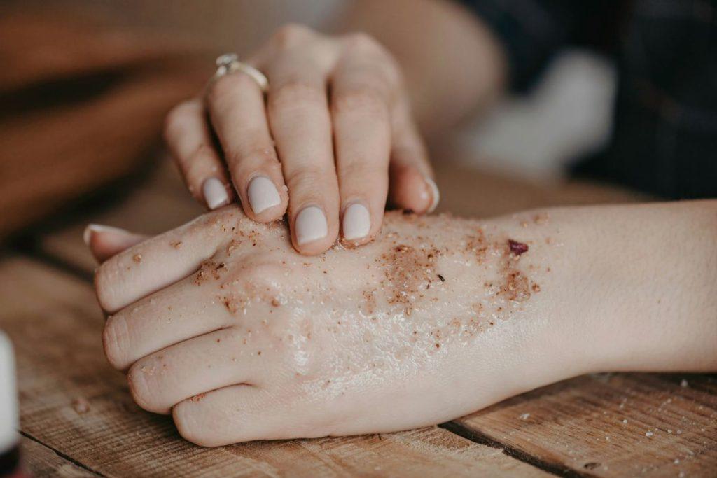 Žiemą rankas išgelbėsiantis triukas, apie kurį grožio industrija nutyli. Rankas atgaivinantis receptas