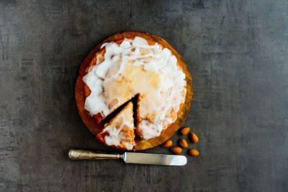 Citrininis migdolų pyragas su glajumi