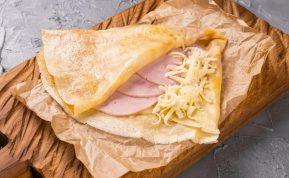 Lietiniai blynai su kumpiu ir sūriu