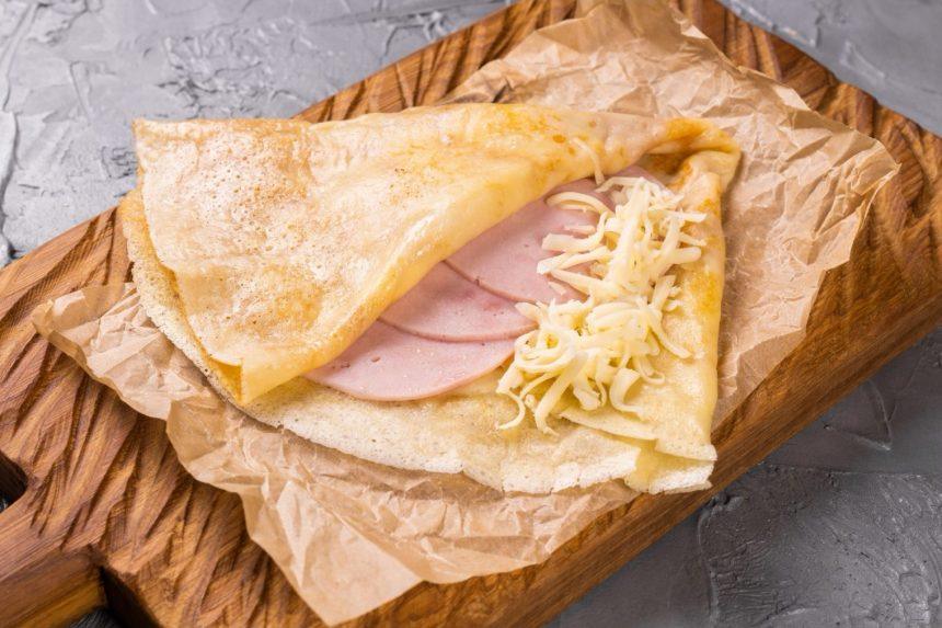 Lietiniai blynai su kumpiu ir sūriu