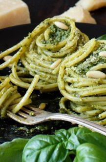 Makaronai su lapinių kopūstų ir riešutų pesto