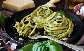 Makaronai su lapinių kopūstų ir riešutų pesto