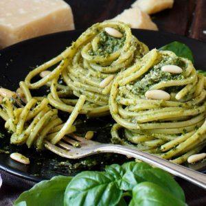 Makaronai su lapinių kopūstų ir riešutų pesto
