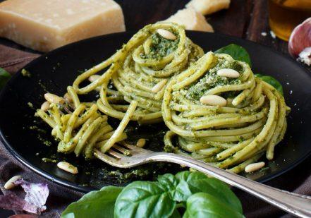 Makaronai su lapinių kopūstų ir riešutų pesto