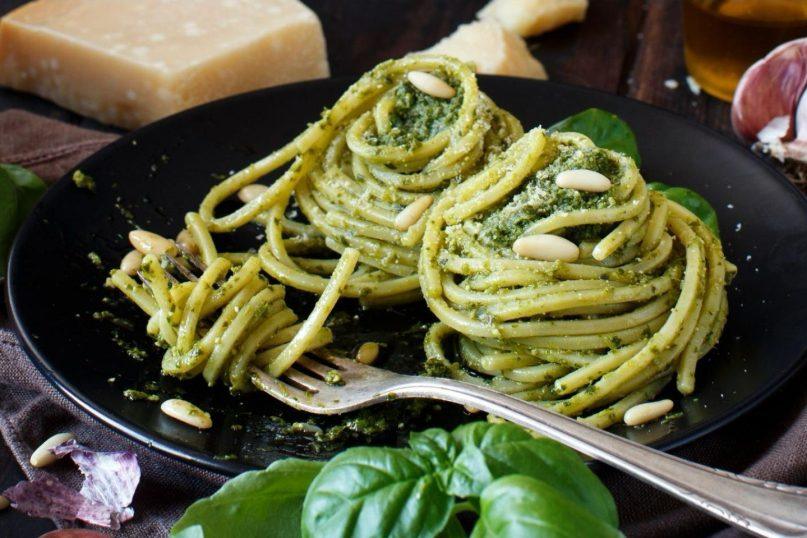 Makaronai su lapinių kopūstų ir riešutų pesto