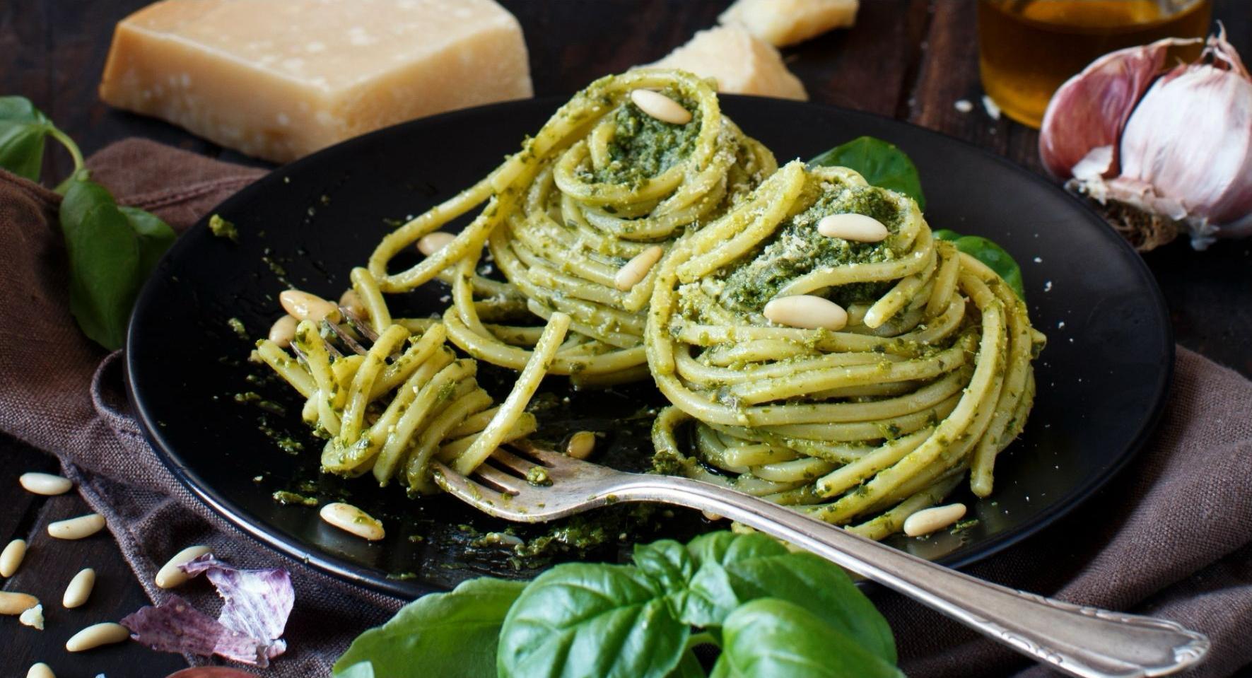 Makaronai su lapinių kopūstų ir riešutų pesto