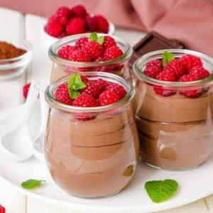 Šokolado ir amareto putėsiai su avietėmis