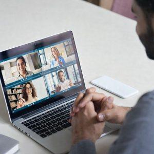 Ar grupiniai kalbų kursai tinka intravertams?