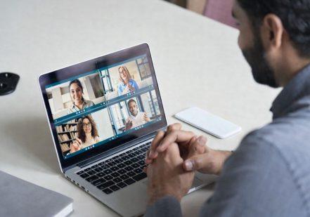 Ar grupiniai kalbų kursai tinka intravertams?