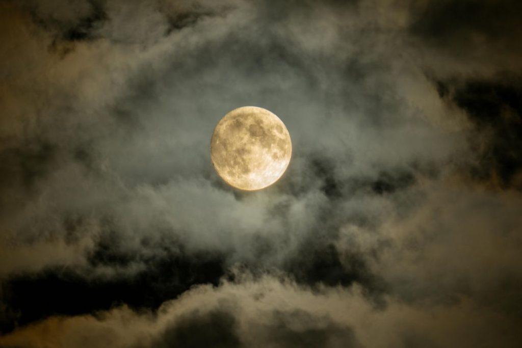 Artėja didelė grėsmė Žemei: asteroidas skrieja tiesiai į mūsų palydovą. Kokia tikimybė, kad asteroidas pasieks mėnulį