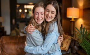 Kodėl sesuo padaro jus geresniu žmogumi: mokslo įrodyti faktai