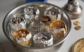 Papuošalų valymas namie – kaip grąžinti blizgesį sidabro ir aukso papuošalams