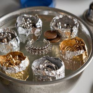 Papuošalų valymas namie – kaip grąžinti blizgesį sidabro ir aukso papuošalams