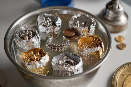 Papuošalų valymas namie – kaip grąžinti blizgesį sidabro ir aukso papuošalams