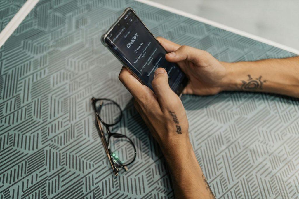 Dirbtinis intelektas jau gali aptikti narkotikus ir alkoholį. Skaitmeninė vaistinė dirbtiniam intelektui. Kūryba ir narkotikai