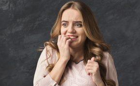 Gydytoja įvardijo priežastis, kodėl kyla noras kramtyti nagus