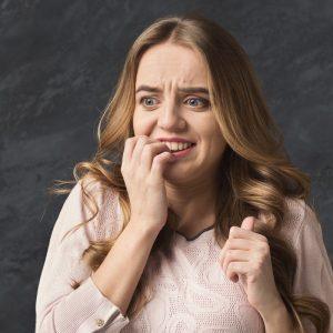 Gydytoja įvardijo priežastis, kodėl kyla noras kramtyti nagus