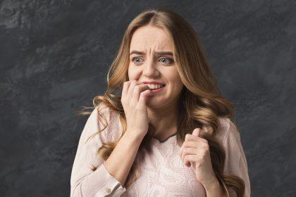 Gydytoja įvardijo priežastis, kodėl kyla noras kramtyti nagus