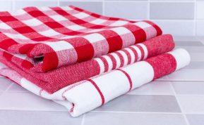 Į puodą įmetu nešvarias virtuvines šluostes ir įpilu 1 ingredientą. Išnyksta net sunkiai įveikiamos dėmės!