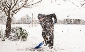 Iškart tirpdo sniegą: pabarstykite ant įvažiavimų ir šaligatvių vietoje druskos.