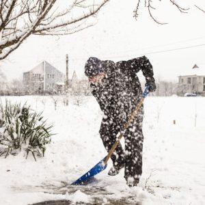 Iškart tirpdo sniegą: pabarstykite ant įvažiavimų ir šaligatvių vietoje druskos.