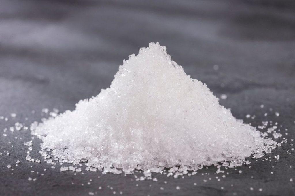 Iškart tirpdo sniegą: pabarstykite ant įvažiavimų ir šaligatvių vietoje druskos. Magnio chloridas