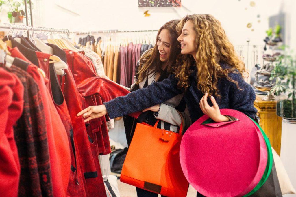 Išpardavimai prasidėjo, tačiau ar juose galite nupirkti laimę? Netikėtos psichologų įžvalgos. Laimės akcentras - patirtys