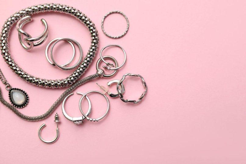 Ištirpinkite šią priemonę vandenyje ir įmeskite į jį žiedus bei grandinėles. Jūsų sidabriniai papuošalai bus kaip nauji!