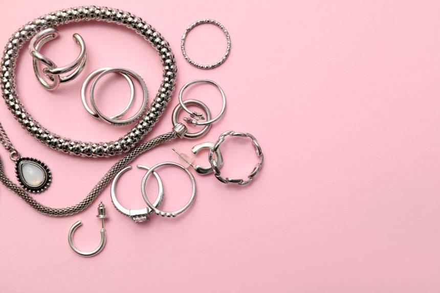 Ištirpinkite šią priemonę vandenyje ir įmeskite į jį žiedus bei grandinėles. Jūsų sidabriniai papuošalai bus kaip nauji!