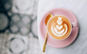 Kaip gerti kavą, kad ji būtų sveika: ekspertų patarimai be cukraus ir grietinėlės