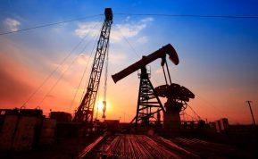 Kodėl naftos kainos po JAV smūgio Venesueloje krito, o ne kilo? Ekspertų nuomone, tai lėmė šie veiksniai