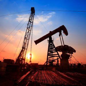 Kodėl naftos kainos po JAV smūgio Venesueloje krito, o ne kilo? Ekspertų nuomone, tai lėmė šie veiksniai