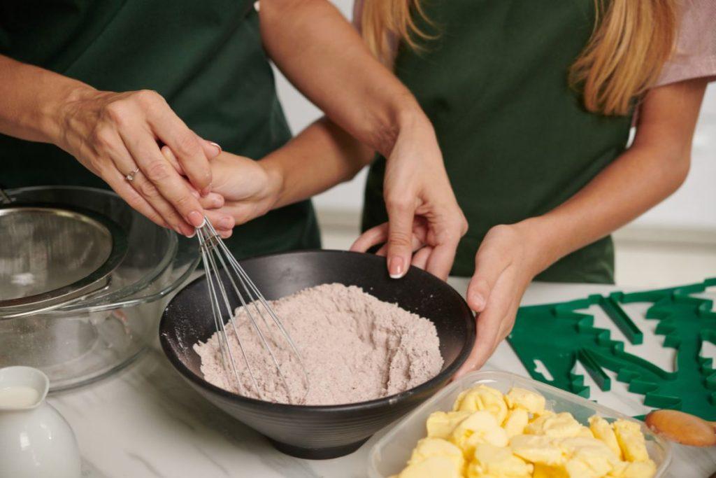 Kulinarinės klaidos virtuvėje prasideda nuo netinkamo kepimo paviršiaus paruošimo