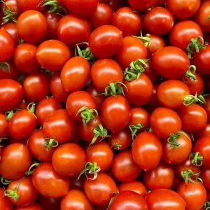 Mano močiutė sumaišo 3 ingredientus ir jais patręšia pomidorus: daržoves ji renka krepšiais!