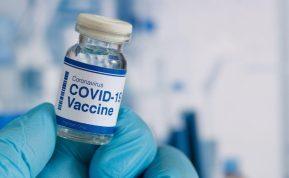 Moksliniai tyrimai patvirtino daugiau COVID-19 vakcinos poveikių: gydytojai to nesitikėjo